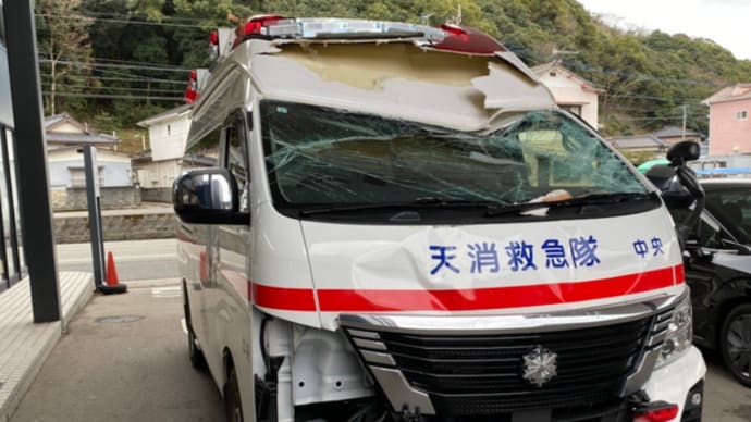 熊本で救急車が店舗に突っ込む