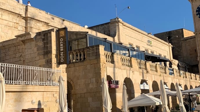 マルタ島🇲🇹のスリーシティーズ、で大人なオープンカフェ❗️