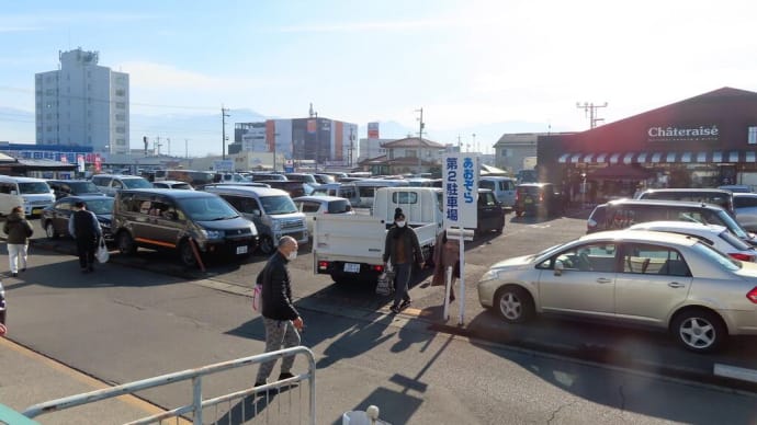 広い駐車場満車のシャトレーゼ