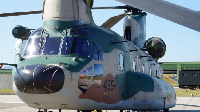 大型輸送ヘリCH-47「 チヌーク」実は黒いお鼻の可愛らしいタイプと怖い顔のタイプがあるんですよね
