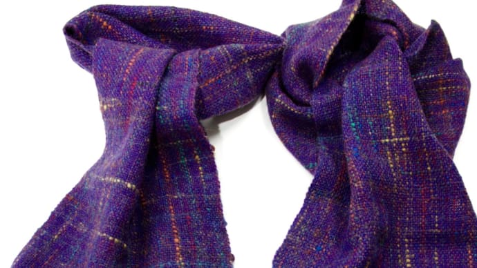 紫の羊毛マフラーを織りました