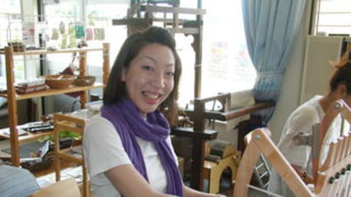 ⑥　美人５人娘の手織り体験！　名古屋市の　エリコさん