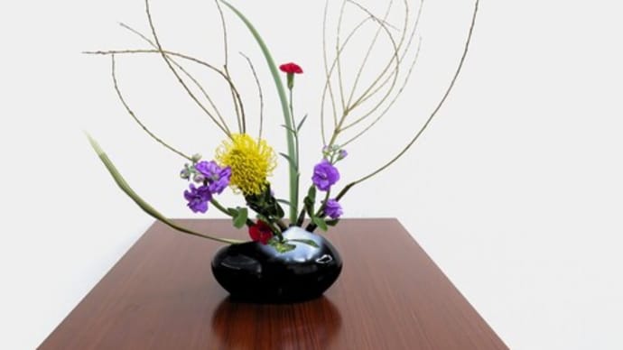コオリヤナギの小枝の線・ニューサイランの葉の面・・ピンクッションを合わせてスッキリした自由花