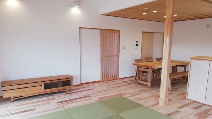 ３０４、【姫路へ】大きな木造りの新築のお家、2100mmx1000mm超の明るい一枚板テーブルをお届け。一枚板と木の家具の専門店エムズファニチャーです。