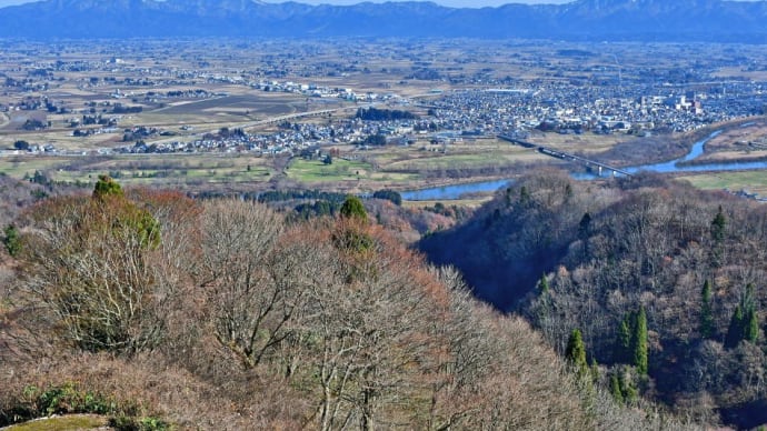 和賀山塊を西から望む。