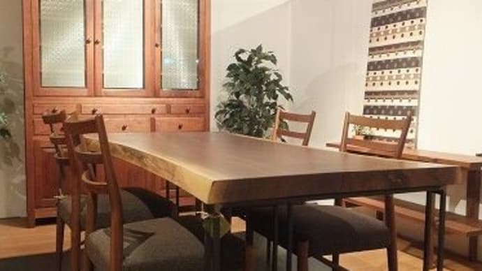 ５０１、ウォールナット一枚板テーブル。ウォールナット無垢の家具は、人気があって、お問い合わせも多いですね。一枚板と木の家具の専門店エムズファニチャーです。
