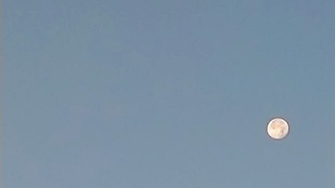 有明の月に会う。