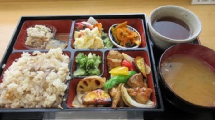 「岩沼屋」、週替わり弁当は、鶏と秋野菜の黒酢あんかけ。100円プラスできのこご飯!