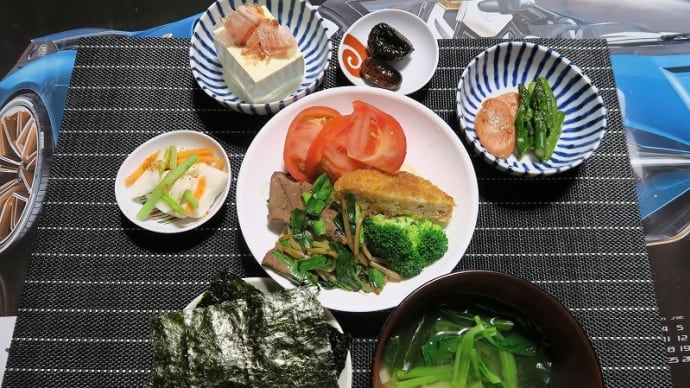 にらレバとメンチカツと小鉢、炊屋食堂の田舎定食・・・庶民の味。