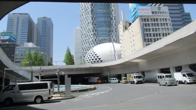 ジグザグ通行の新宿西口
