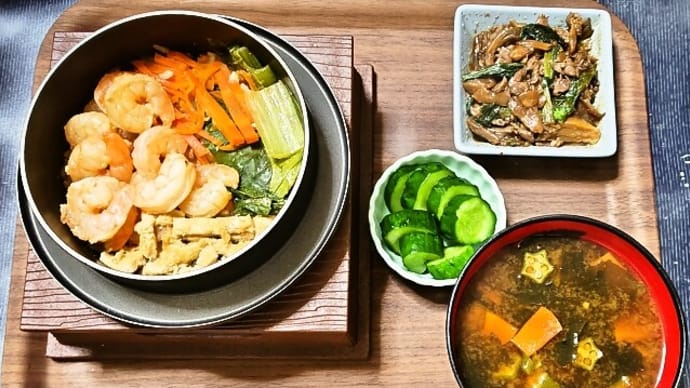 家で朝ごはん(海老釜飯にラムと江戸菜と舞茸炒め、きゅうり漬、オクラと人参とわかめのみそ汁)(2025年6月1日)