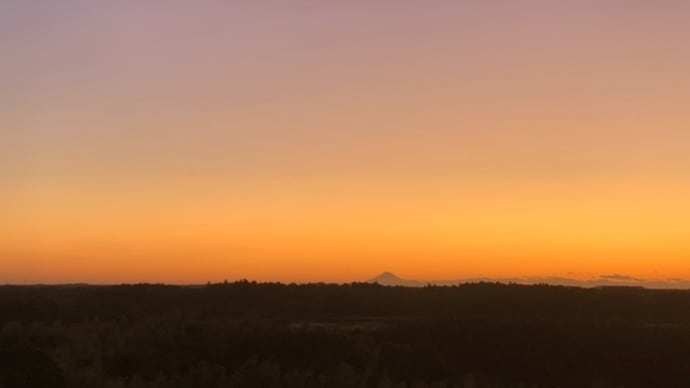 夕焼け空に富士山がくっきり