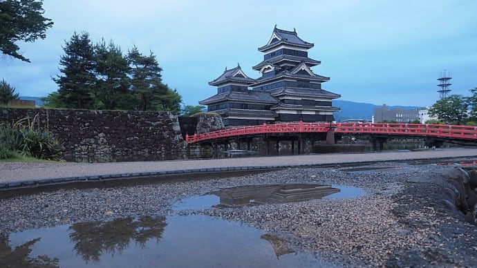 ★大雨の後に出来る水溜りに映る松本城　2023