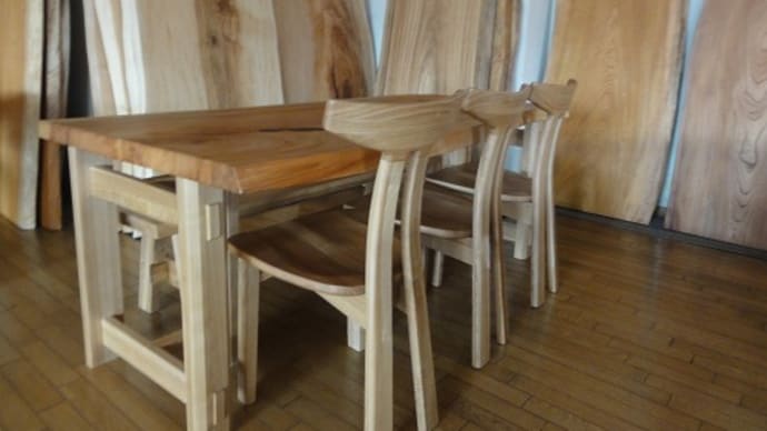 一枚板テーブルに合うチェアーを少しご紹介。合わせるチェアーで雰囲気が変わって面白い。一枚板テーブルと木の家具の専門店エムズファニチャーです。