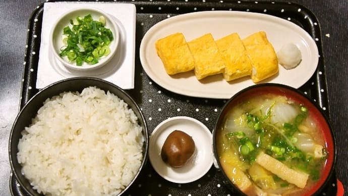 家で朝ご飯(ごはんに玉子焼き、納豆、野菜と油揚げのみそ汁、梅干し)(2022年1月29日)