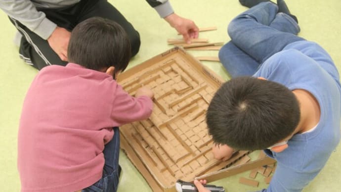 ◇ダンボールで巨大迷路づくり◇