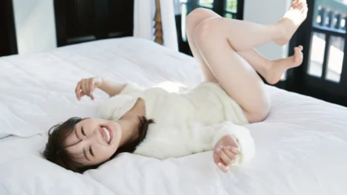 日向坂46佐々木美玲、寝転び美脚ショット「起きてすぐの“朝ぱんちゃん”です!」