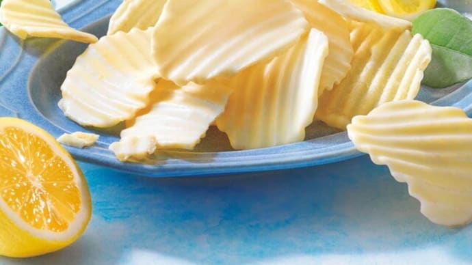 ロイズ「ポテトチップチョコレート」“塩レモン風味”の夏フレーバー、片面にレモンチョコをコーティング