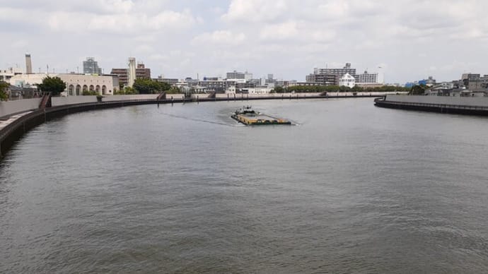 中川の押船と「かつしかハープ橋」