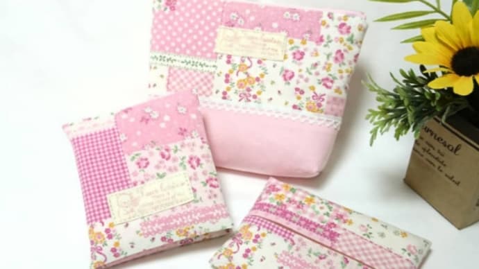 ピンクの花柄パッチワーク柄で、サニタリー3点セット (*^▽^*)♪