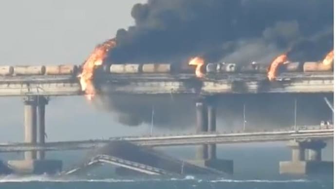 クリミアとロシアを結ぶ唯一の橋・ケルチ橋で火災
