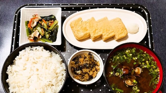 家で朝ご飯（ごはんは富山県産にこまるに玉子焼き（厚焼き玉子）、小松菜のおひたし、赤だしのしじみ汁、刻みすぐき）（2022年8月25日）
