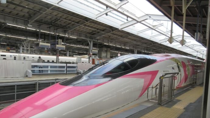 ハローキティ列車の1号車と2号車