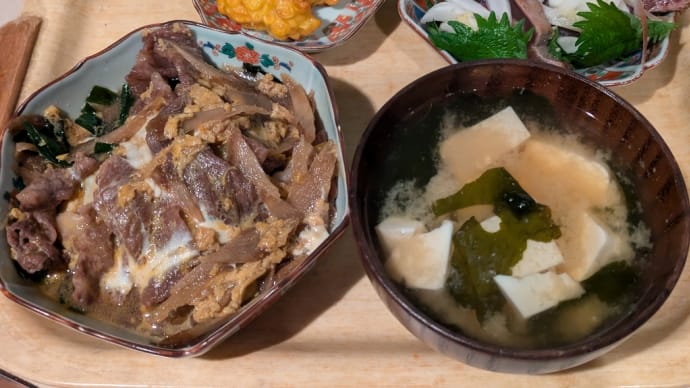 カツオの叩きと牛肉の柳川風