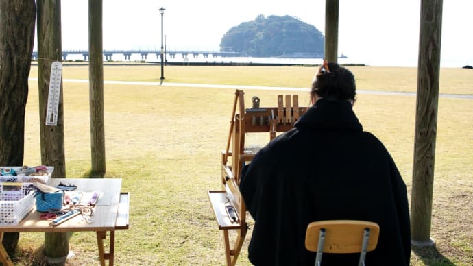 藤棚の下で手織体験です