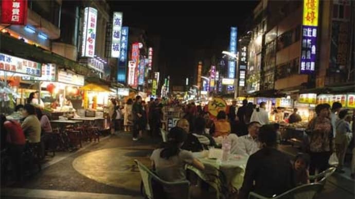 六合夜市－台湾高雄市　観光屋台で裸で盛り上がる中国人