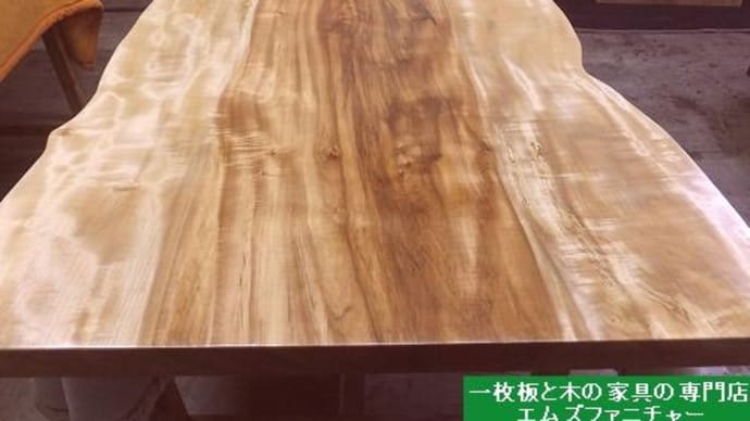 1166、【栃の一枚板のオイルメンテナンス】表情豊かな栃の一枚板、オイルを塗りながら杢目の表情を見るとなんだか癒されます。 一枚板と木の家具の専門店エムズファニチャーです。