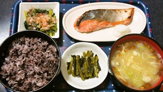家で朝ご飯(黒米、銀鮭の塩麹漬け、豆腐となめこの味噌汁等)(2020年5月23日)