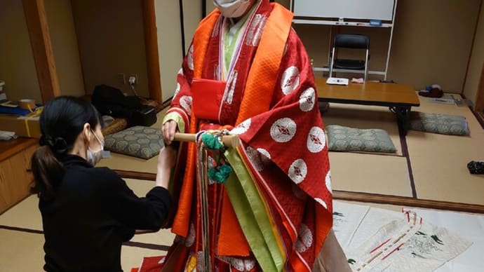 五つ衣・唐衣・裳の装束(十二単)の広島講座すすむ。