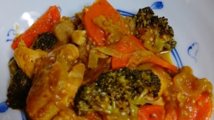 うちのごはん 鶏肉のトマト煮とサラダと中華クラゲときゅうりの和えたん(^.^)