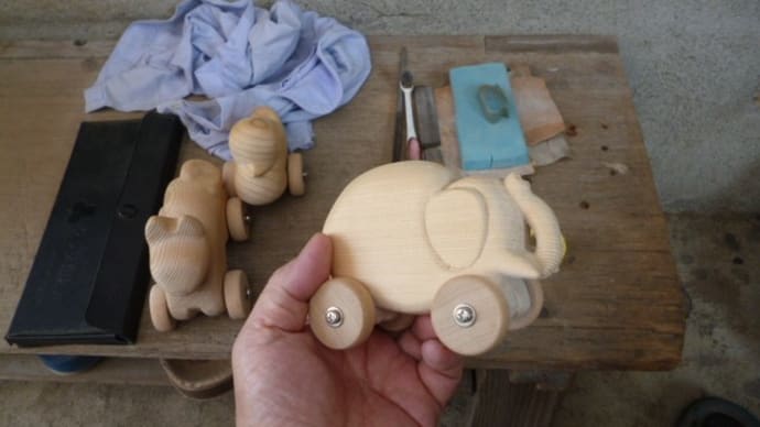 作って半年たった木の車を見直してみた。