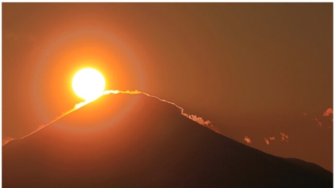 富士山てっぺんに日が落ちる頃