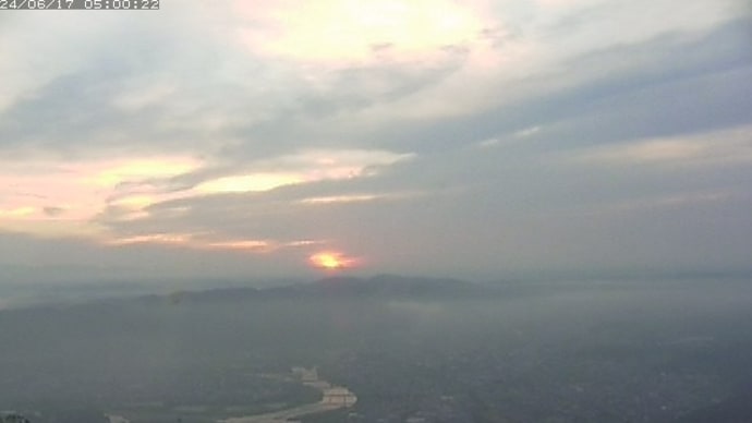日の出前に霧の海が消えた