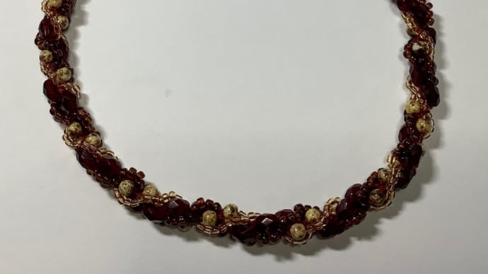 ペレンクロッシェのネックレス(編みかけ)