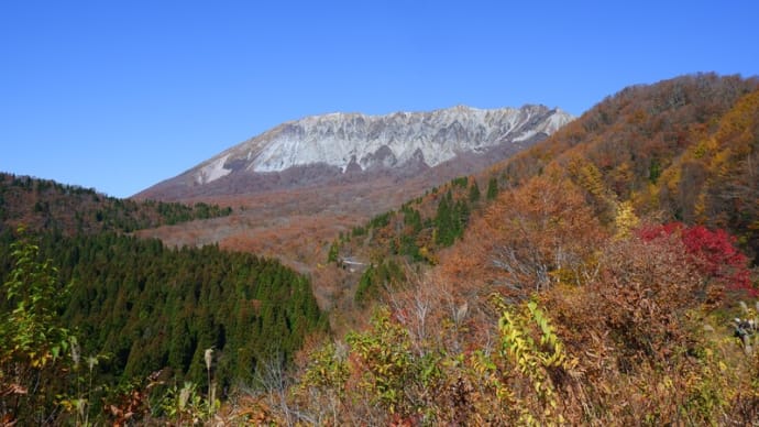 大山南壁と鍵掛峠の紅葉