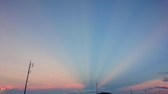 空から後光が