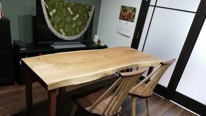 1044、素敵なお客様、素敵なお家とガーデン。お客様のお宅へクルミの一枚板テーブルをお届け。細身のオリジナル脚を付けて。 一枚板と木の家具の専門店エムズファニチャーです。