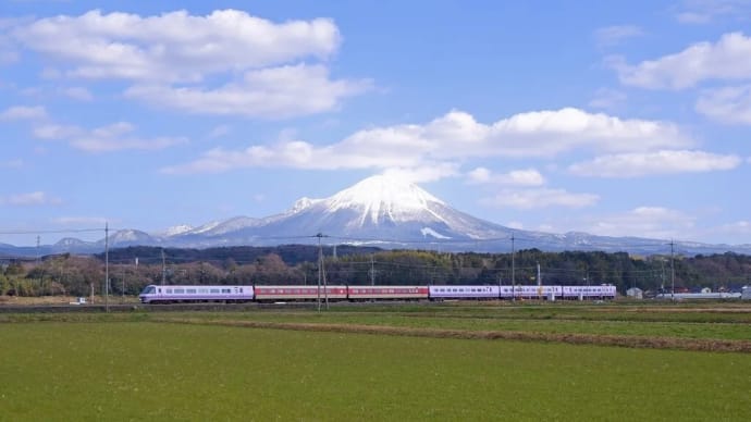 大山を背景に(スーパーやくも)【伯耆町吉長踏切付近:伯備線】2023.MAR