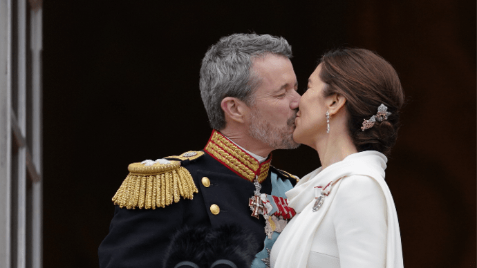 フレデリク新国王・メアリー新王妃バルコニー・キス!