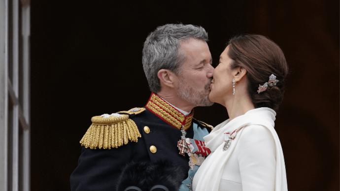 フレデリク新国王・メアリー新王妃バルコニー・キス！