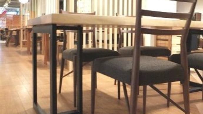 ５８０、北欧スタイル的 栃の一枚板テーブルと日進木工のチェアーのセット。 一枚板と木の家具の専門店エムズファニチャーです。