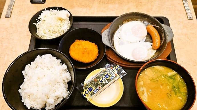 松のや(三鷹店)で得朝ソーセージエッグ定食+豚汁(2025年5月20日)