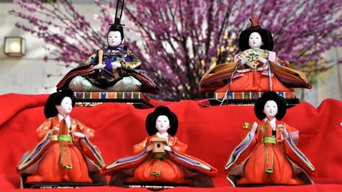 雛人形と桃の花