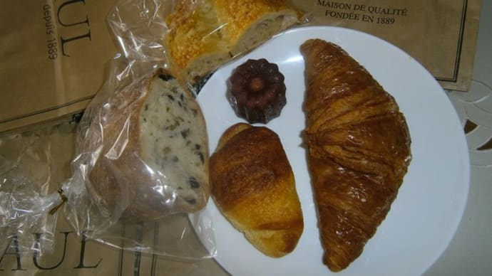 フランス PAULのパンとカフェオレの朝食🍞