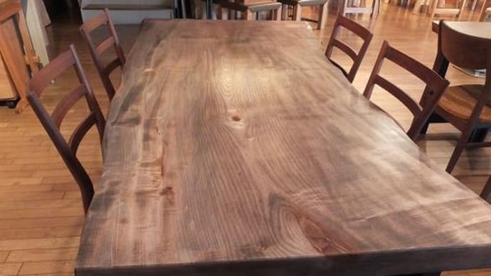 エムズファニチャー独自で仕上げたオリジナルの一枚板テーブル。木目の仕上がりが面白く人気です。一枚板と木の家具の専門店エムズファニチャーです。
