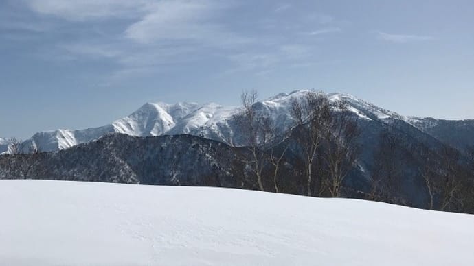 東谷山から貝掛温泉に下る山スキー (^^♪